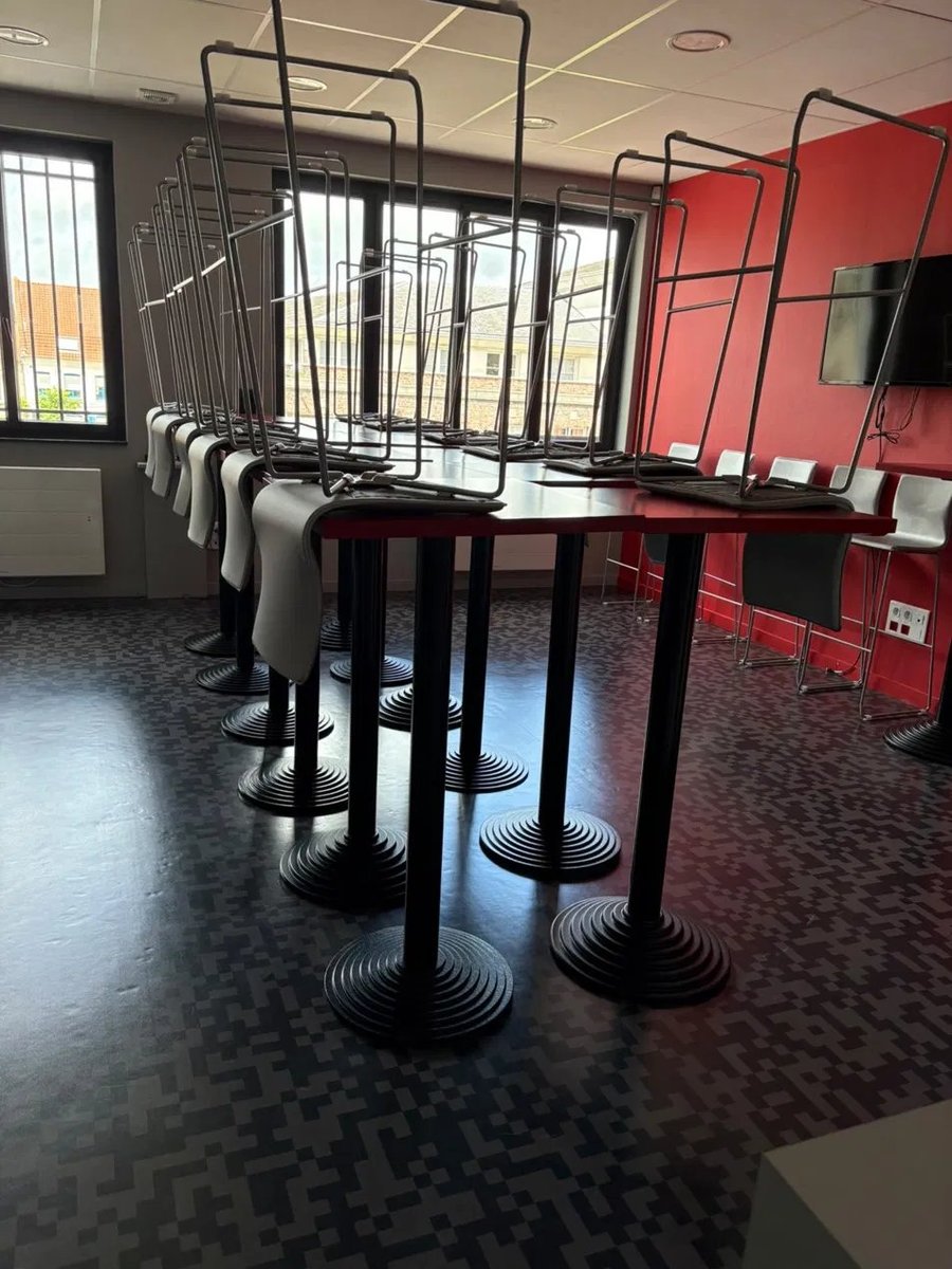Nettoyage et entretien d'une salle de réunion professionnelle à Saint-Omer