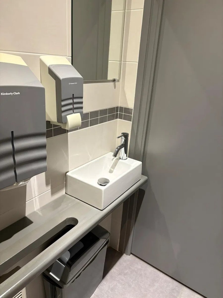 Sanitaires professionnels nettoyés et désinfectés avec soin
