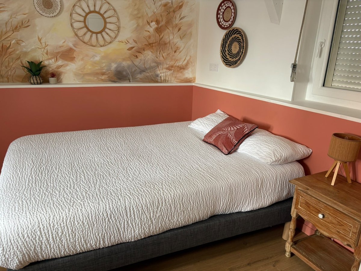 Chambre d'une location meublée nettoyée et préparée à Saint-Omer